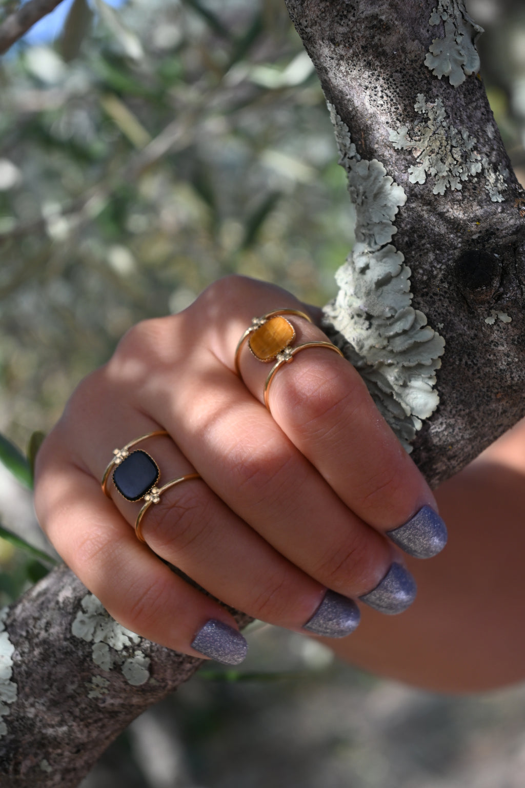 Bague Léa – Pierre Naturelle Carrée sur Double Anneau Doré