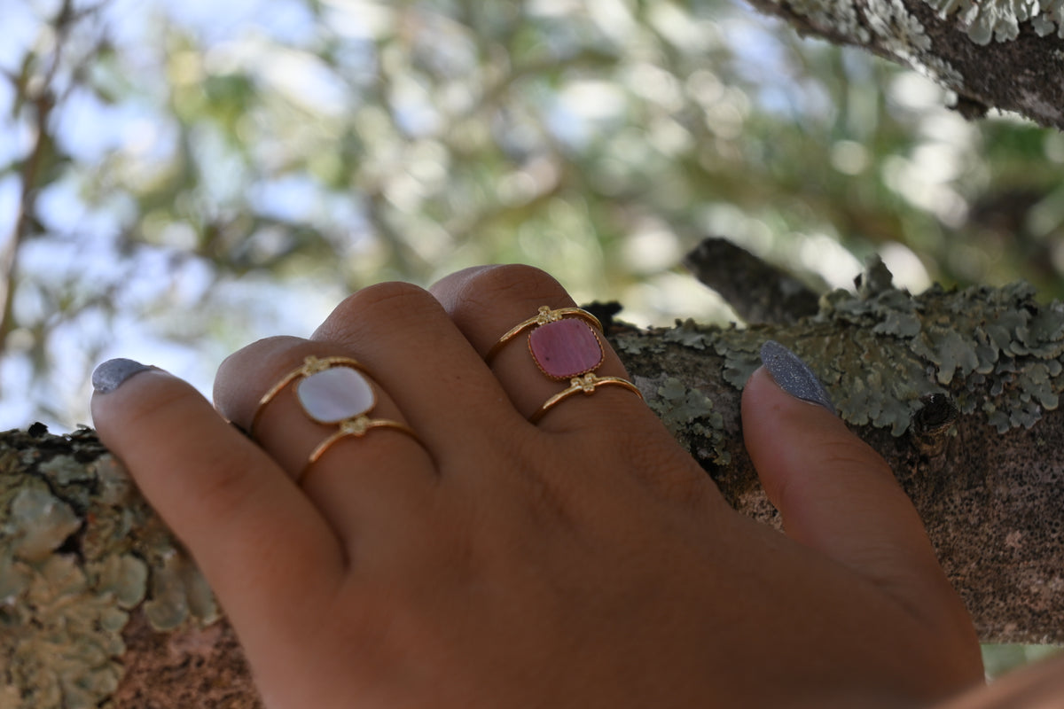 Bague Léa – Pierre Naturelle Carrée sur Double Anneau Doré