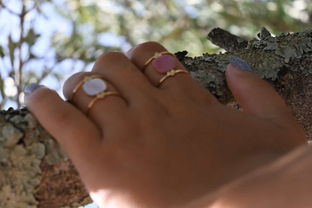Bague Léa – Pierre Naturelle Carrée sur Double Anneau Doré