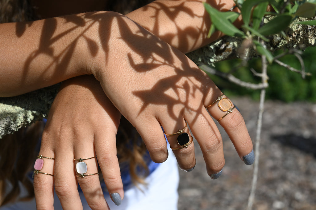 Bague Léa – Pierre Naturelle Carrée sur Double Anneau Doré