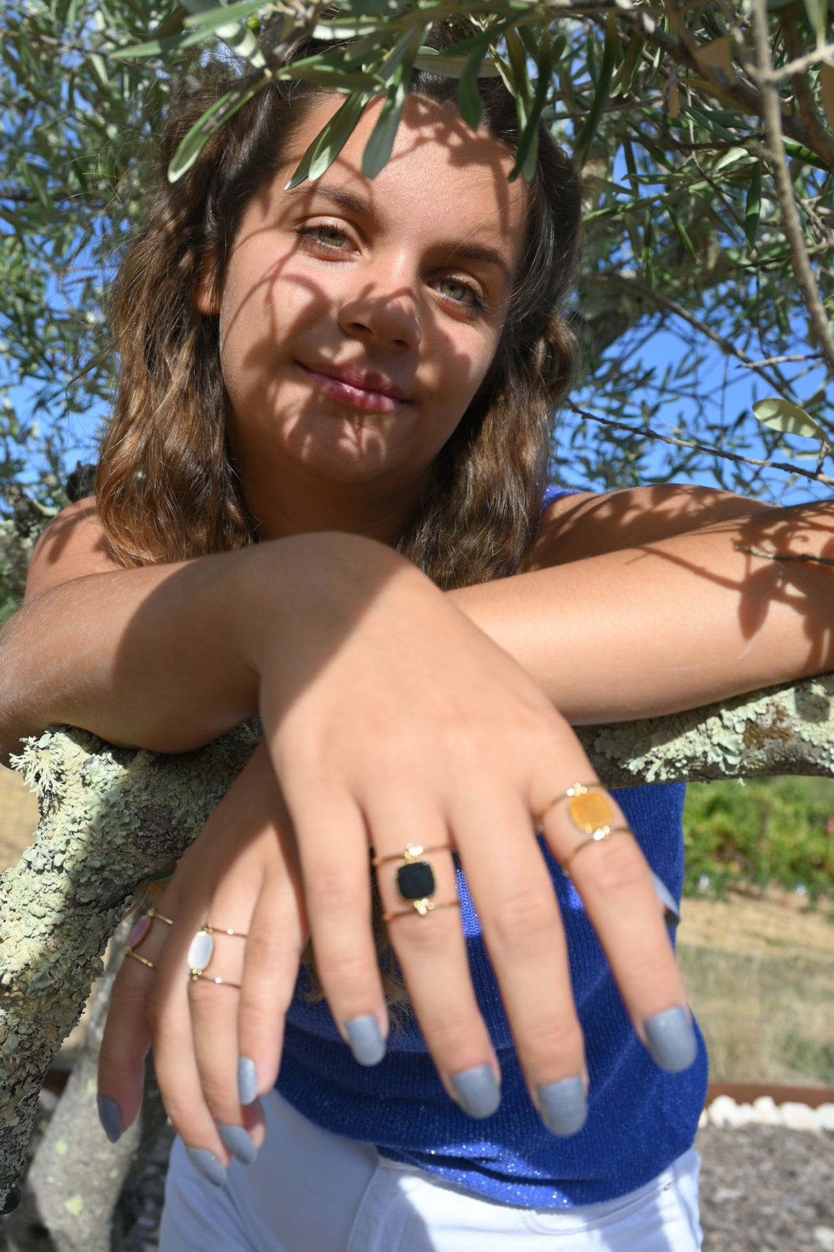 Bague Léa – Pierre Naturelle Carrée sur Double Anneau Doré