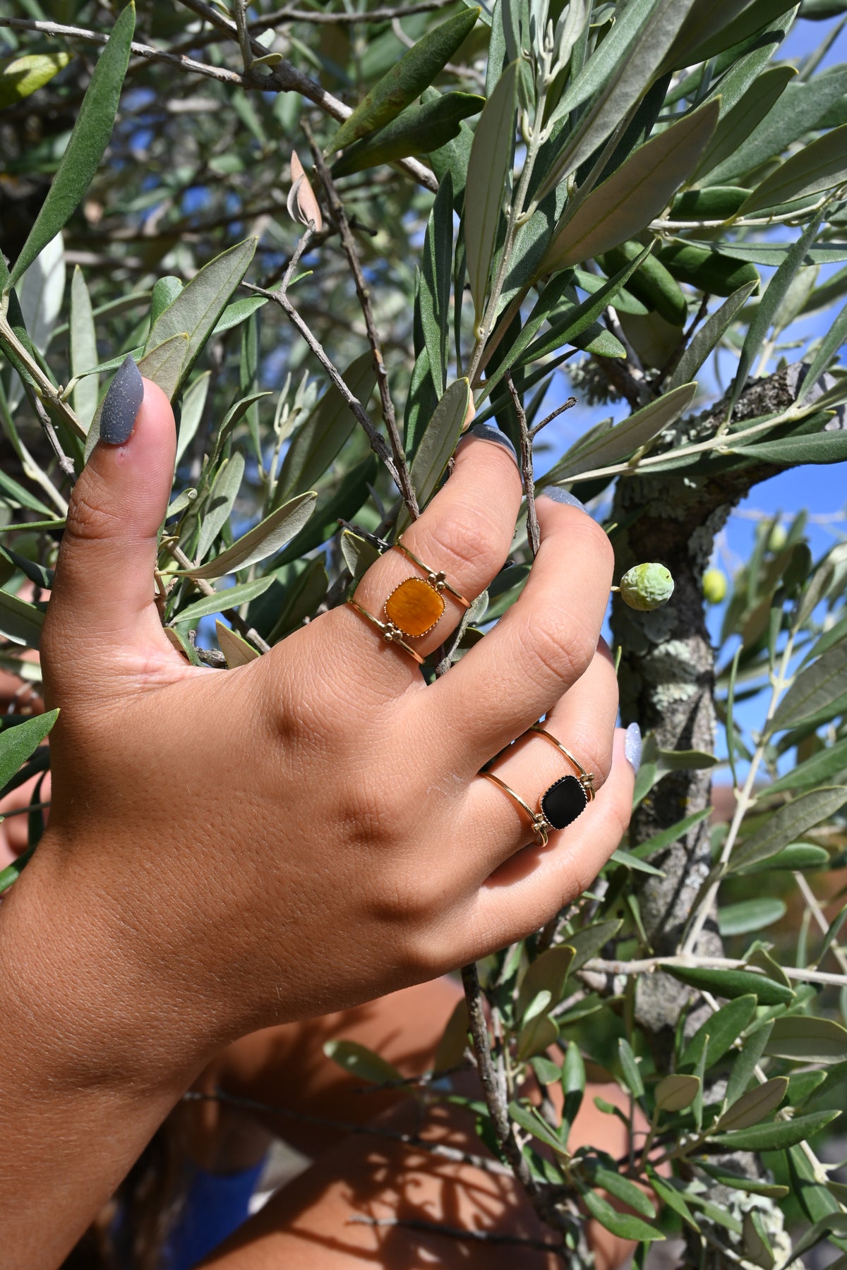 Bague Léa – Pierre Naturelle Carrée sur Double Anneau Doré