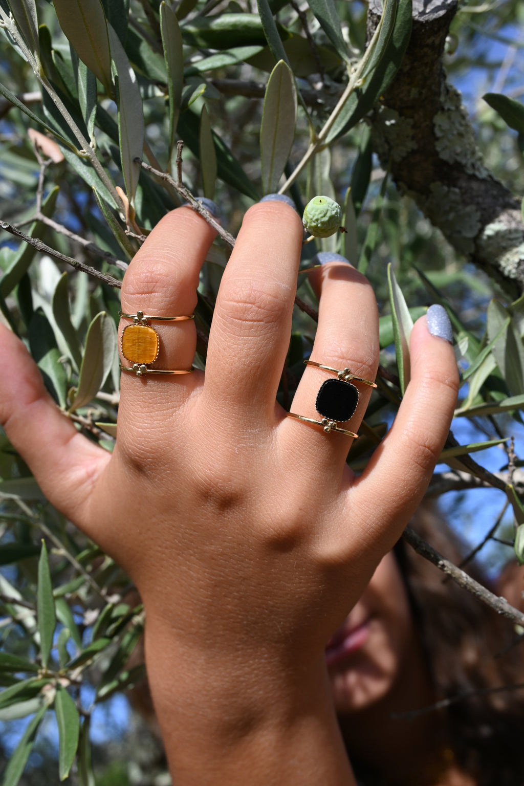 Bague Léa – Pierre Naturelle Carrée sur Double Anneau Doré