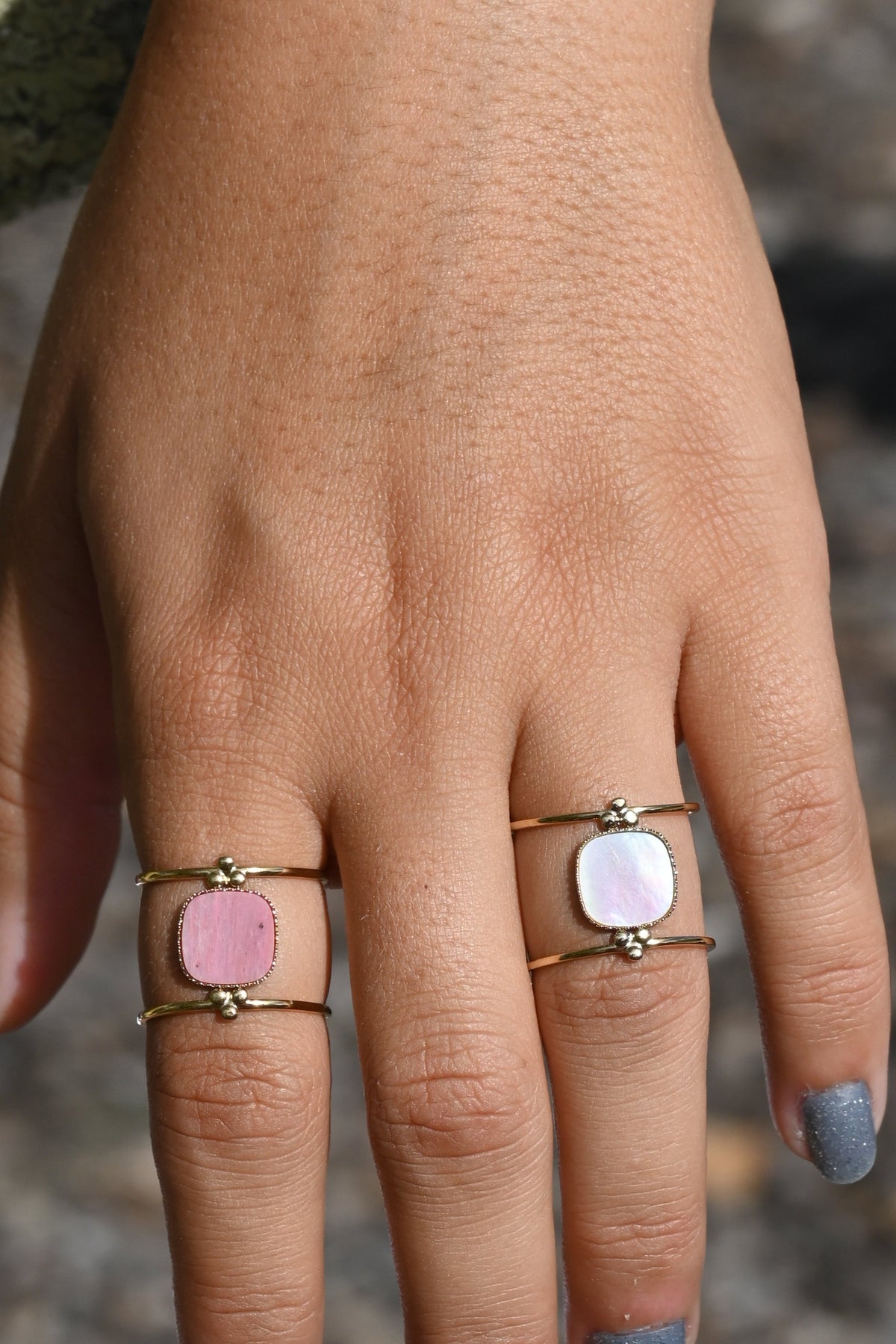 Bague Léa – Pierre Naturelle Carrée sur Double Anneau Doré