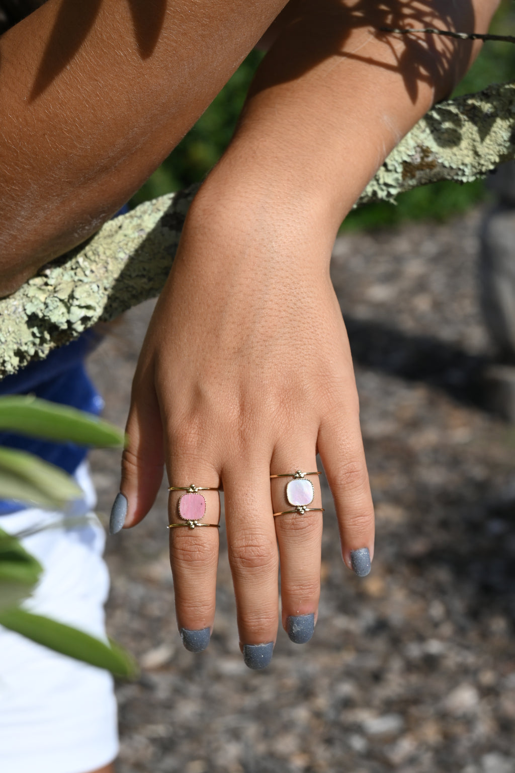 Bague Léa – Pierre Naturelle Carrée sur Double Anneau Doré