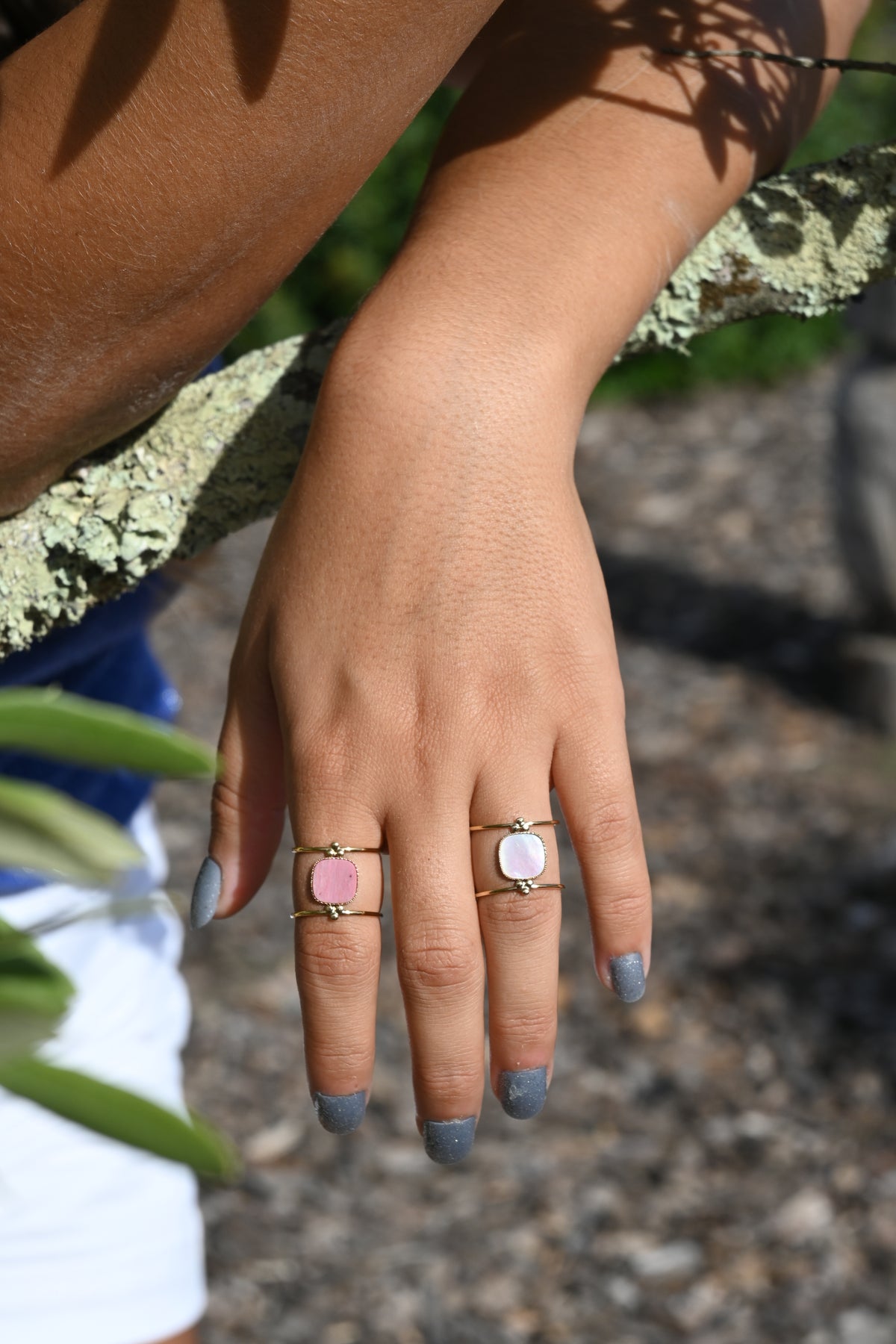 Bague Léa – Pierre Naturelle Carrée sur Double Anneau Doré