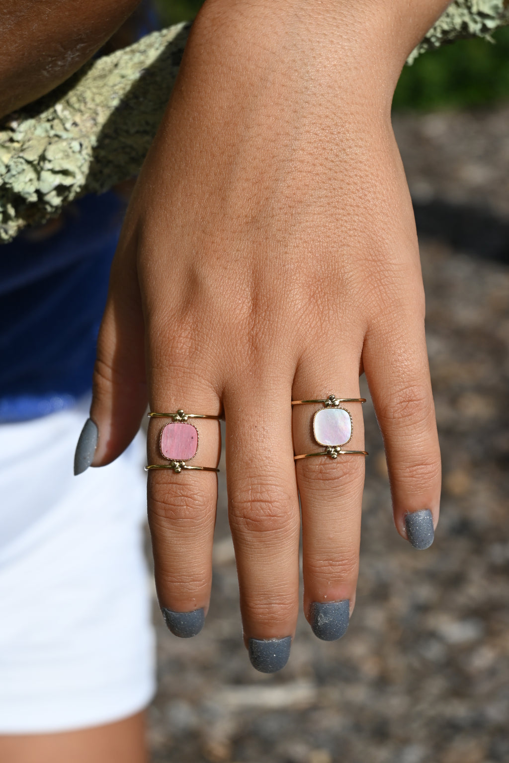 Bague Léa – Pierre Naturelle Carrée sur Double Anneau Doré