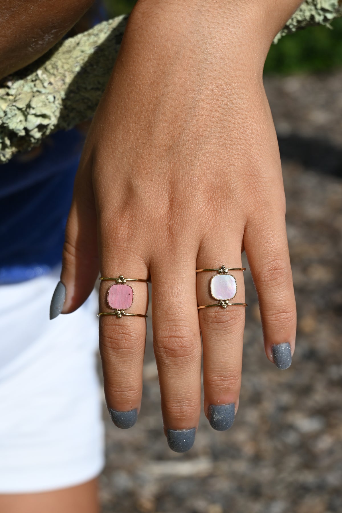 Bague Léa – Pierre Naturelle Carrée sur Double Anneau Doré