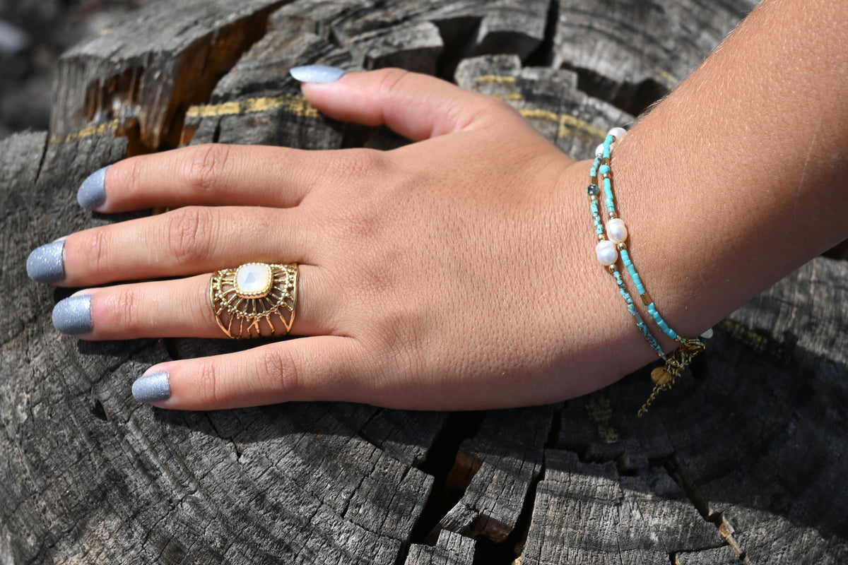 Bague Angelina – Nacre & Motif Solaire | Acier Doré Ajustable
