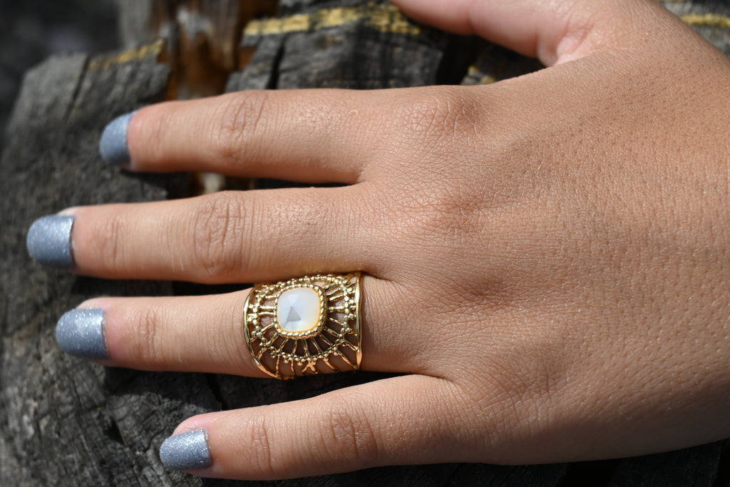 Bague Angelina – Nacre & Motif Solaire | Acier Doré Ajustable