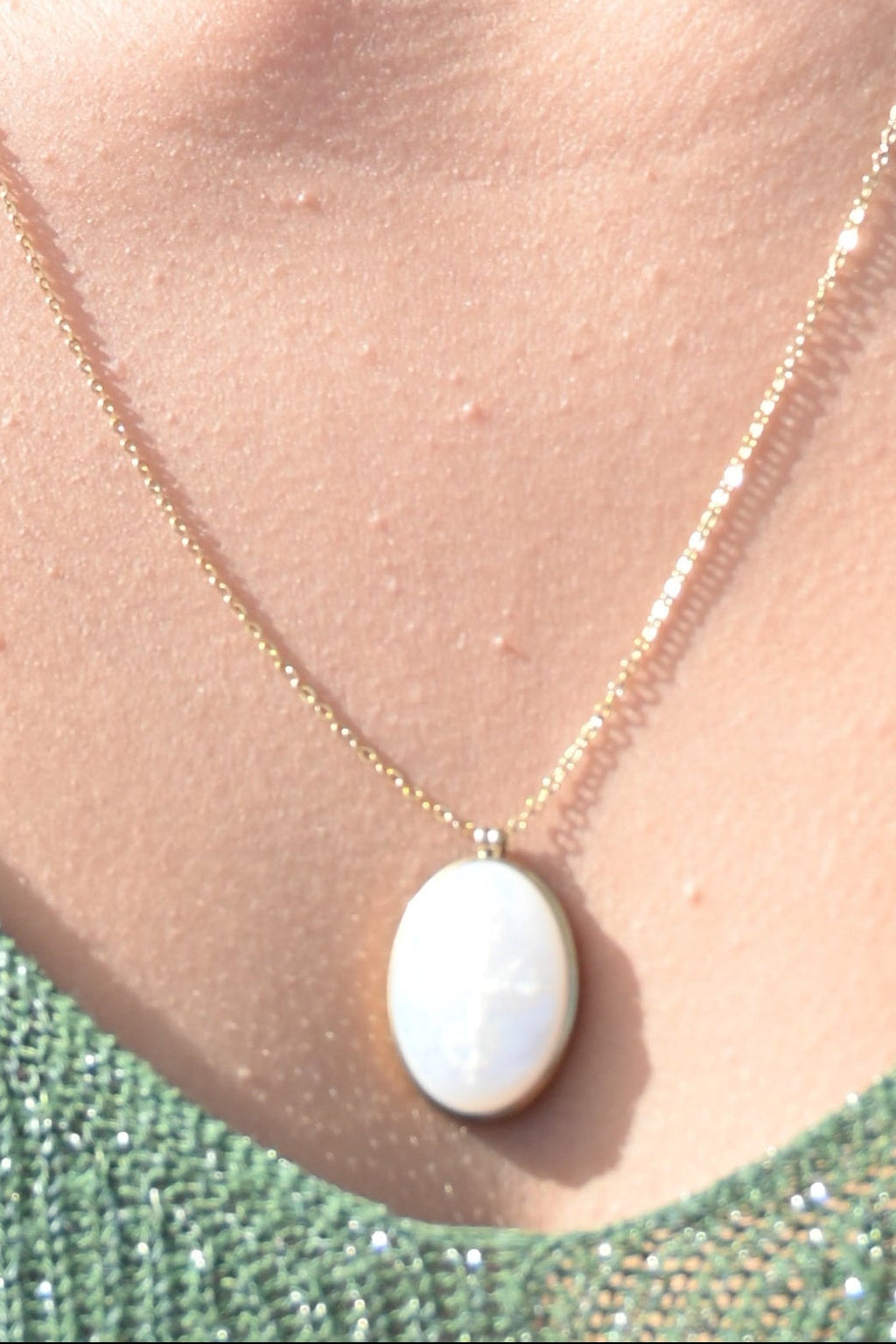 Collier Serena – Pendentif Nacre & Croix | Acier Doré
