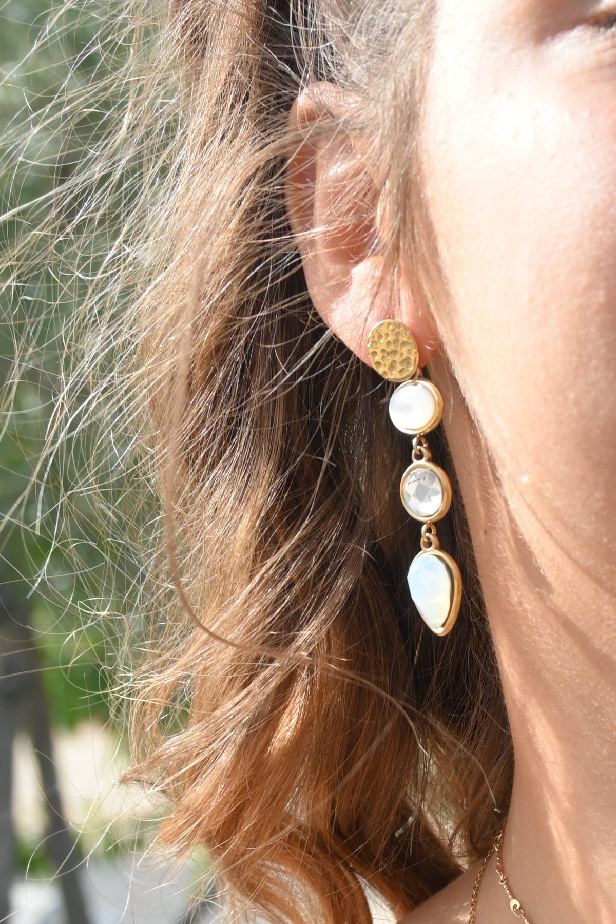 Boucles d'oreilles Liv – Nacre & Cristal | Acier Doré Pendant
