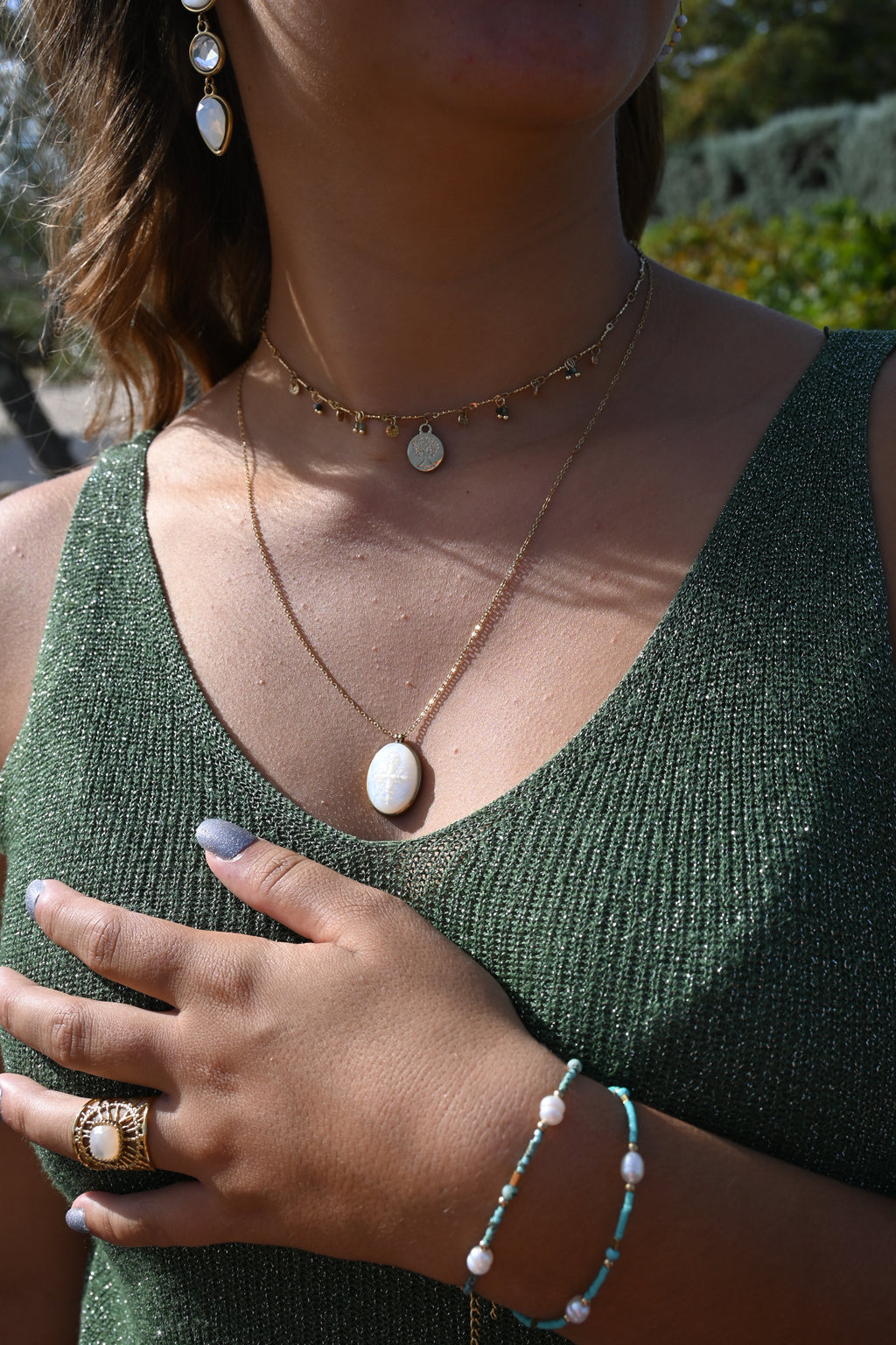 Collier Serena – Pendentif Nacre & Croix | Acier Doré