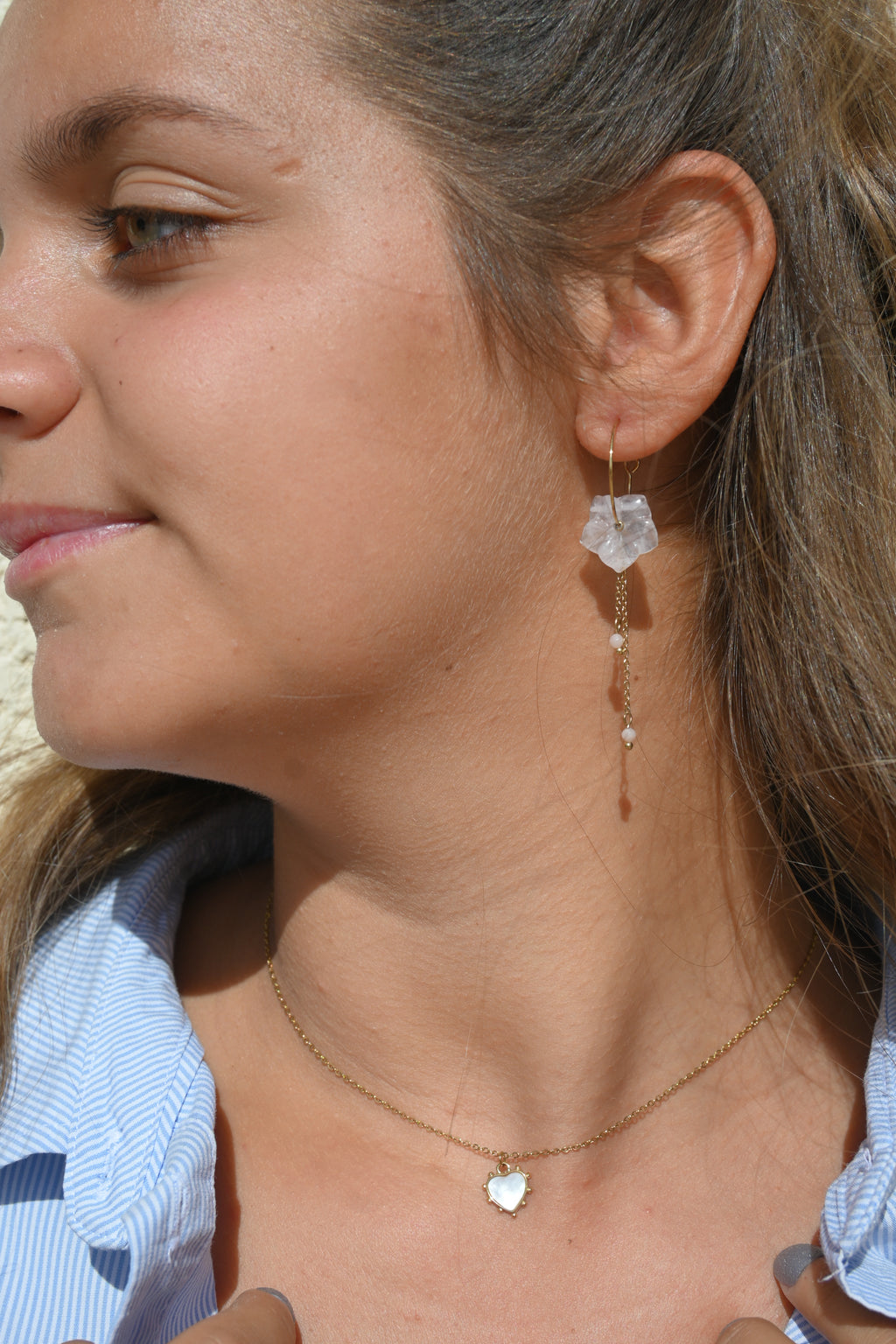 Boucles d'Oreilles Fani – Créoles Fleur en Pierre Naturelle & Chaînes Pendantes