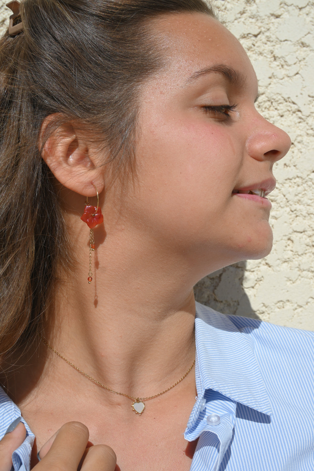 Boucles d'Oreilles Fani – Créoles Fleur en Pierre Naturelle & Chaînes Pendantes