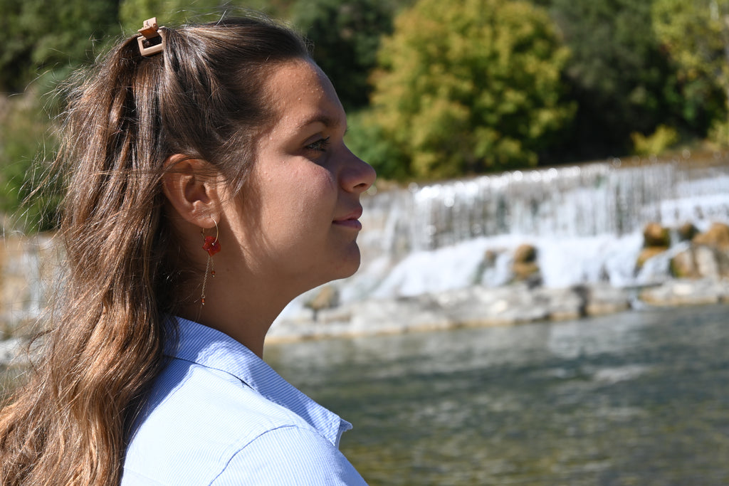 Boucles d'Oreilles Fani – Créoles Fleur en Pierre Naturelle & Chaînes Pendantes