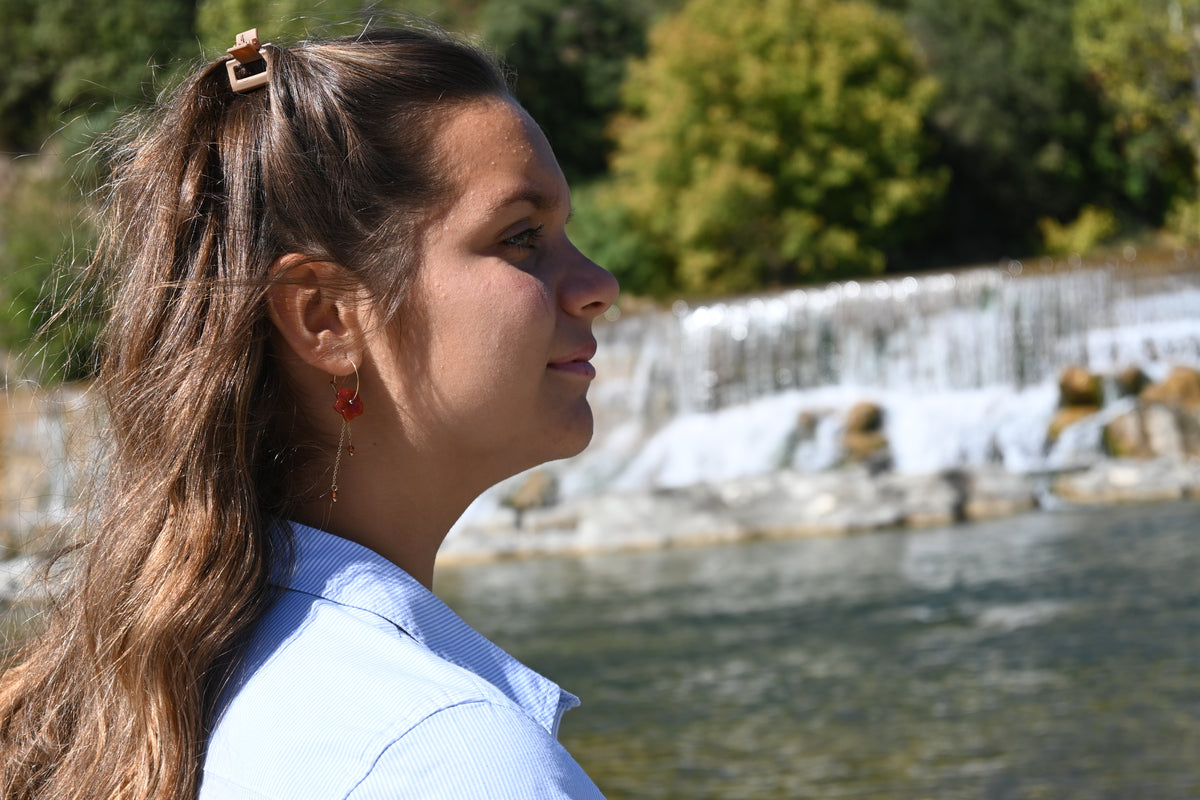 Boucles d'Oreilles Fani – Créoles Fleur en Pierre Naturelle & Chaînes Pendantes