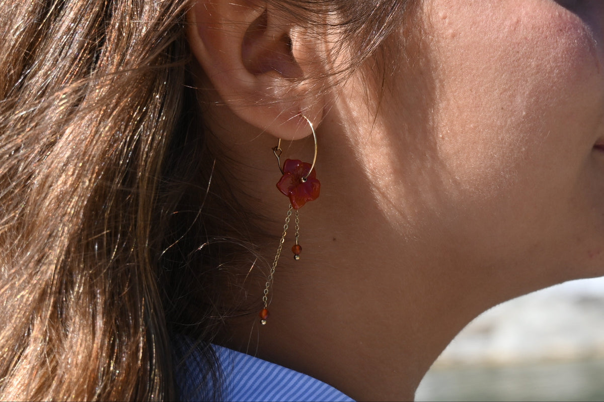 Boucles d'Oreilles Fani – Créoles Fleur en Pierre Naturelle & Chaînes Pendantes