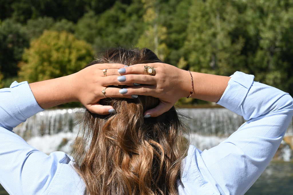 Bague Angelina – Nacre & Motif Solaire | Acier Doré Ajustable