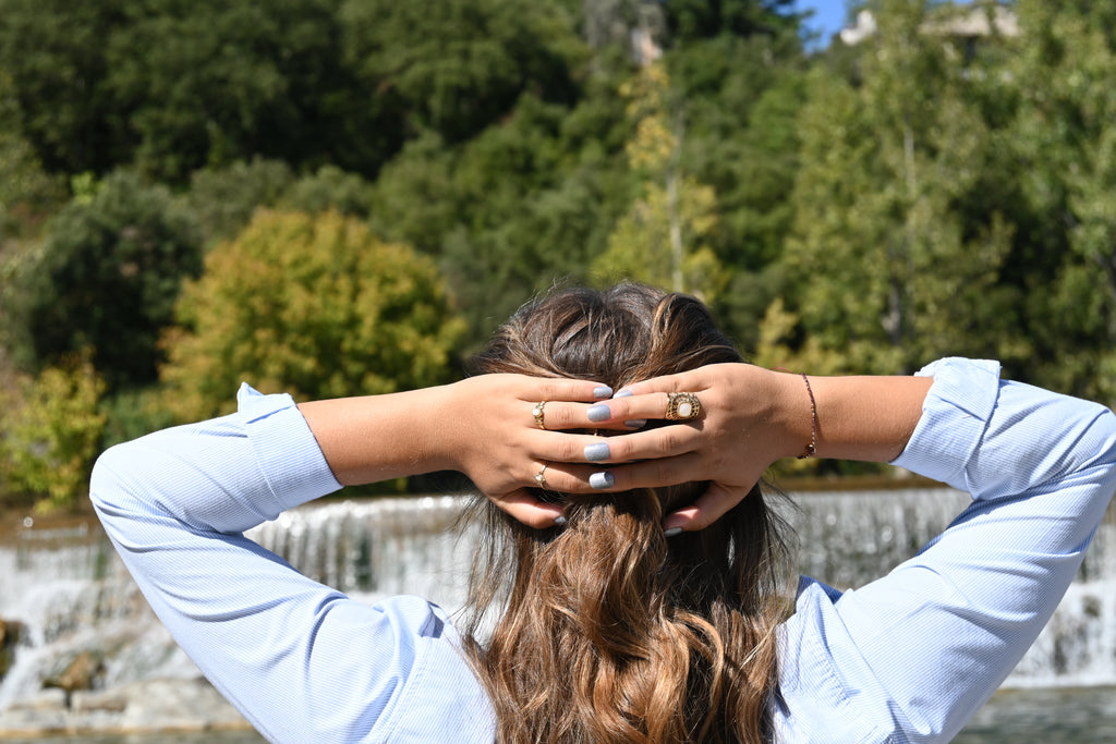 Bague Angelina – Nacre & Motif Solaire | Acier Doré Ajustable