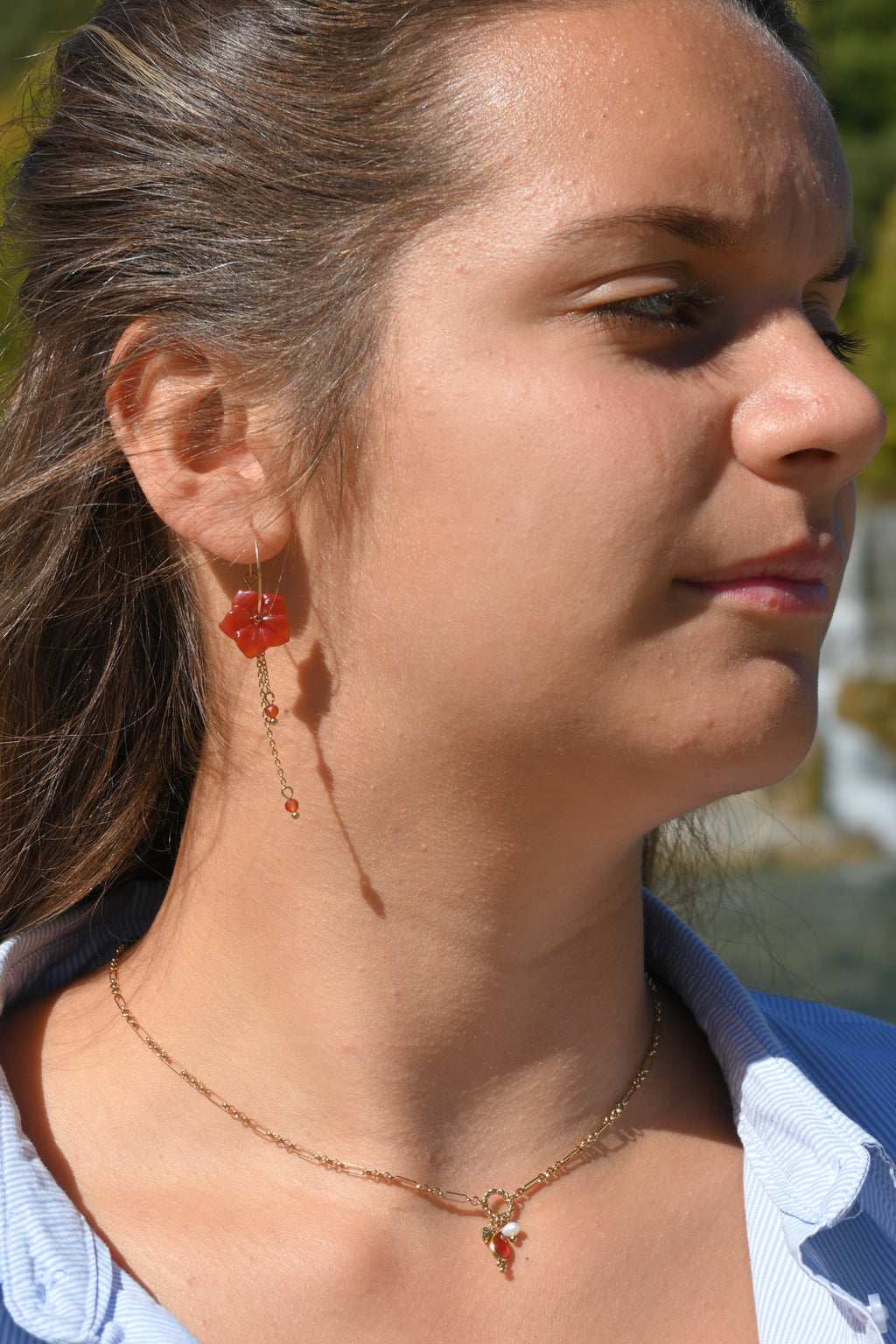 Boucles d'Oreilles Fani – Créoles Fleur en Pierre Naturelle & Chaînes Pendantes