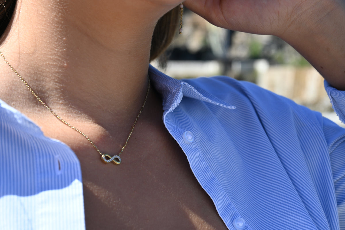 Collier Rachel — Symbole Infini Pavé Strass • Acier Inoxydable Doré
