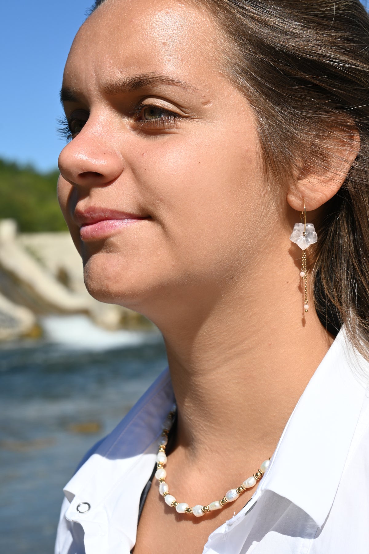 Boucles d'Oreilles Fani – Créoles Fleur en Pierre Naturelle & Chaînes Pendantes