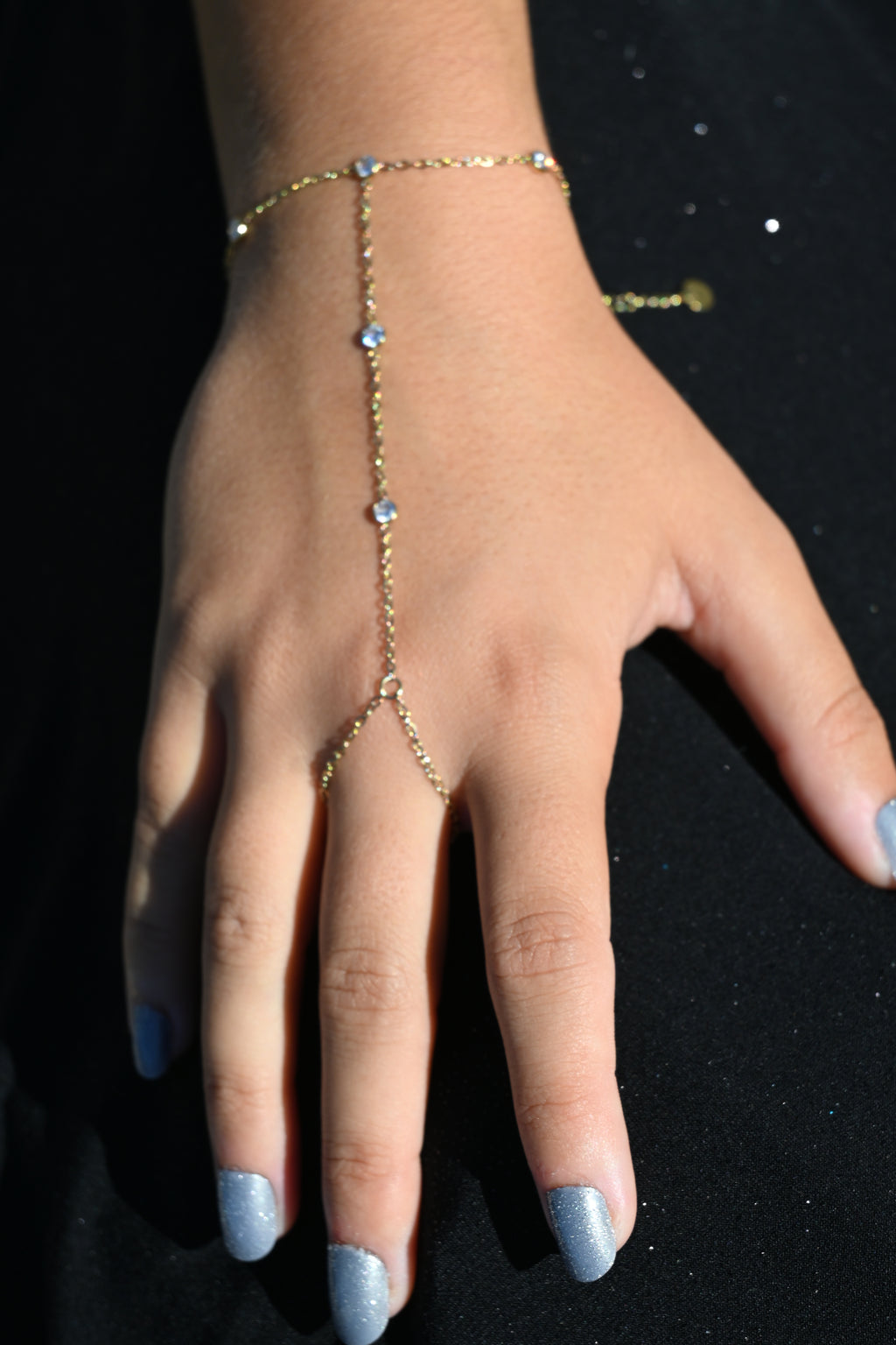 Olga - Chaîne de main dorée à strass – Bijou de main bohème chic