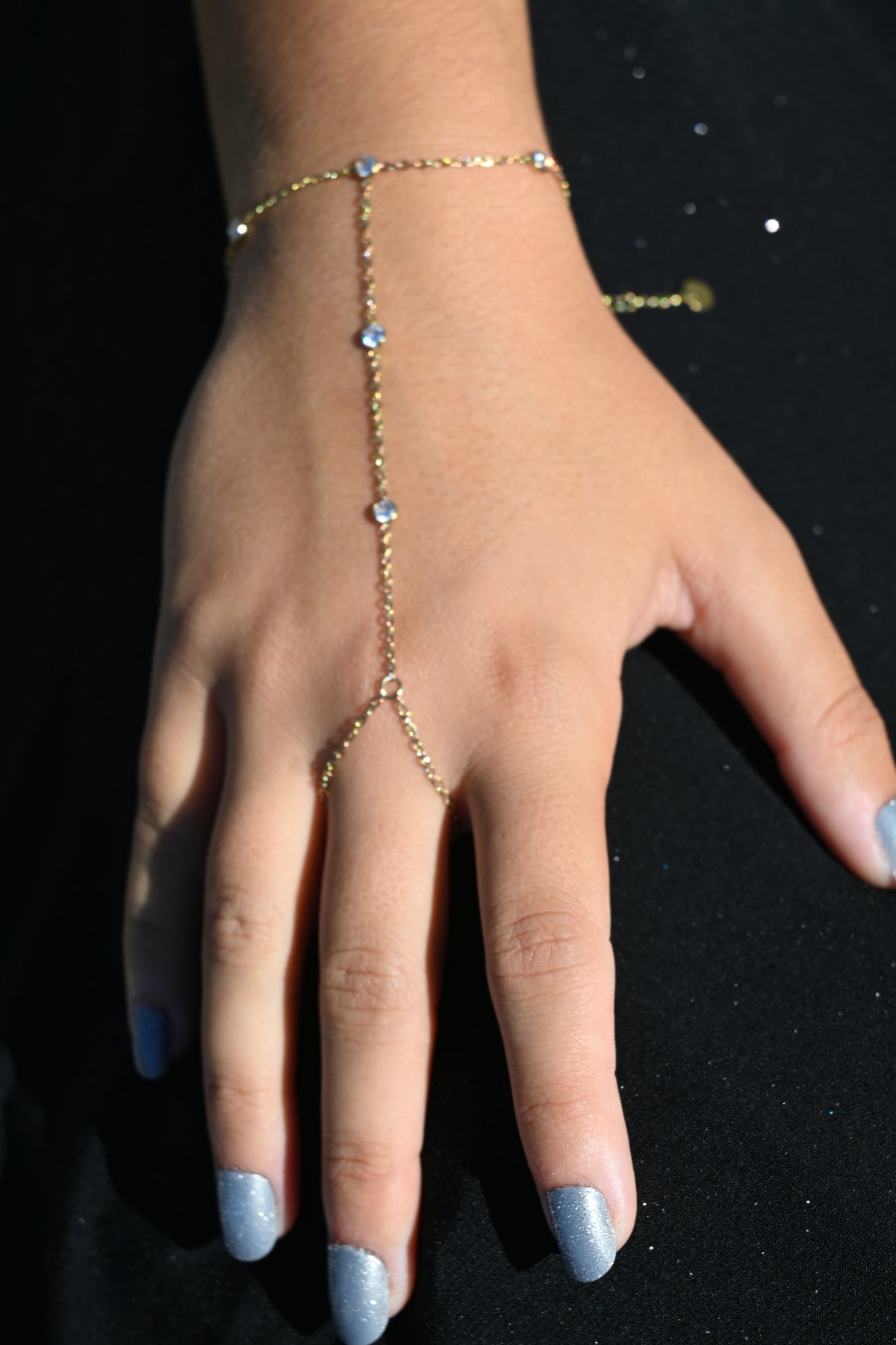 Olga - Chaîne de main dorée à strass – Bijou de main bohème chic