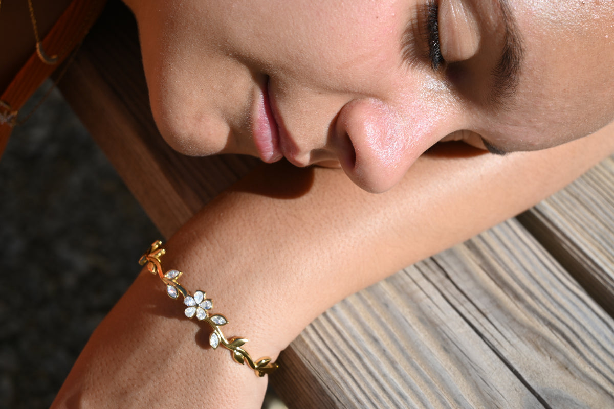 HARPER – Bracelet jonc floral doré à strass, 6 cm