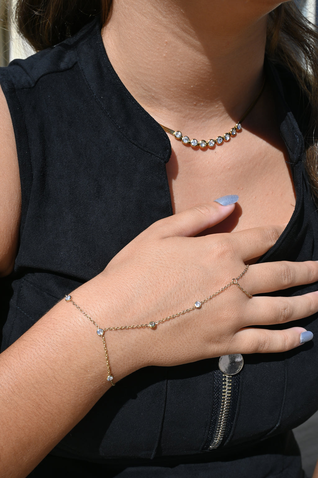 Olga - Chaîne de main dorée à strass – Bijou de main bohème chic