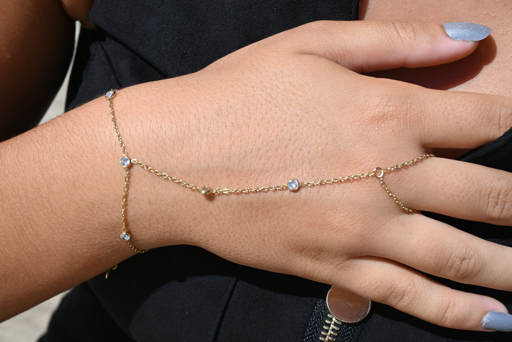 Olga - Chaîne de main dorée à strass – Bijou de main bohème chic
