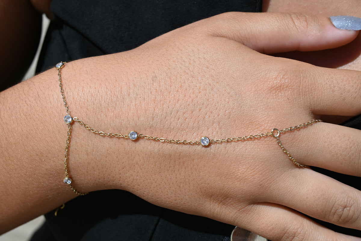 Olga - Chaîne de main dorée à strass – Bijou de main bohème chic