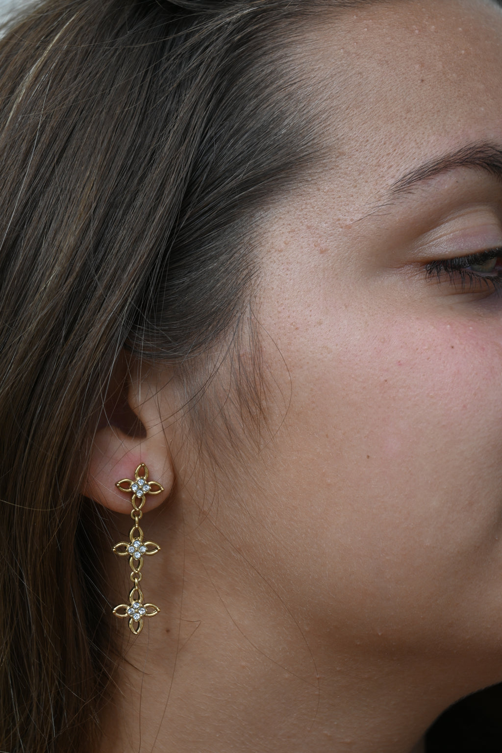 BLAKE – Boucles d’oreilles fleurs pendantes à strass