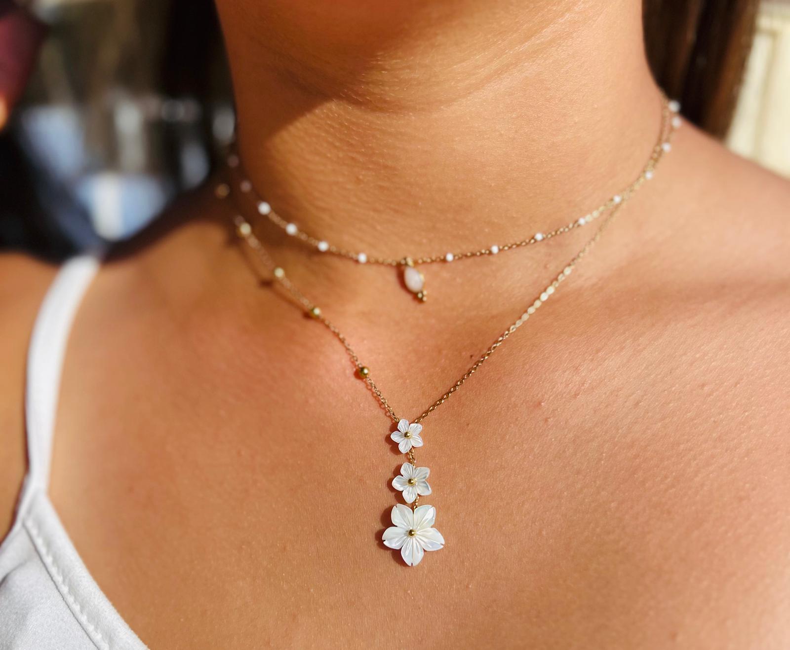 Collier Éline – Triple Fleur Nacre & Chaîne Dorée