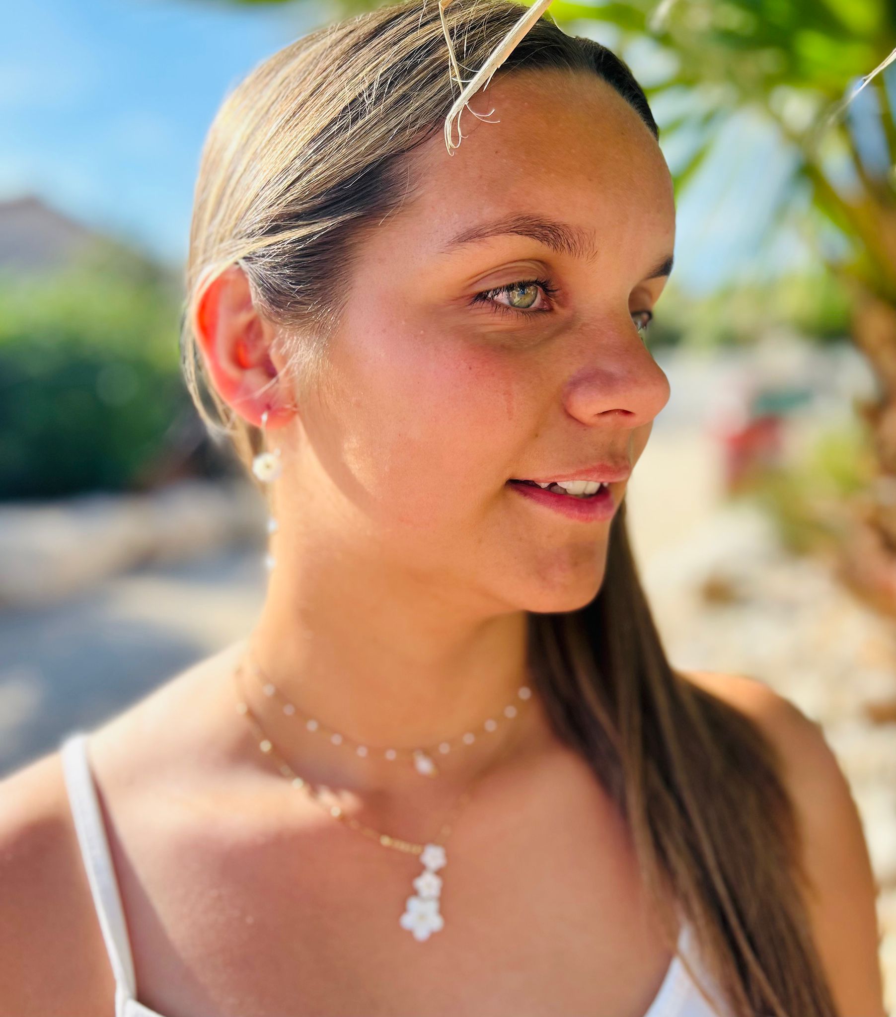 Collier Éline – Triple Fleur Nacre & Chaîne Dorée