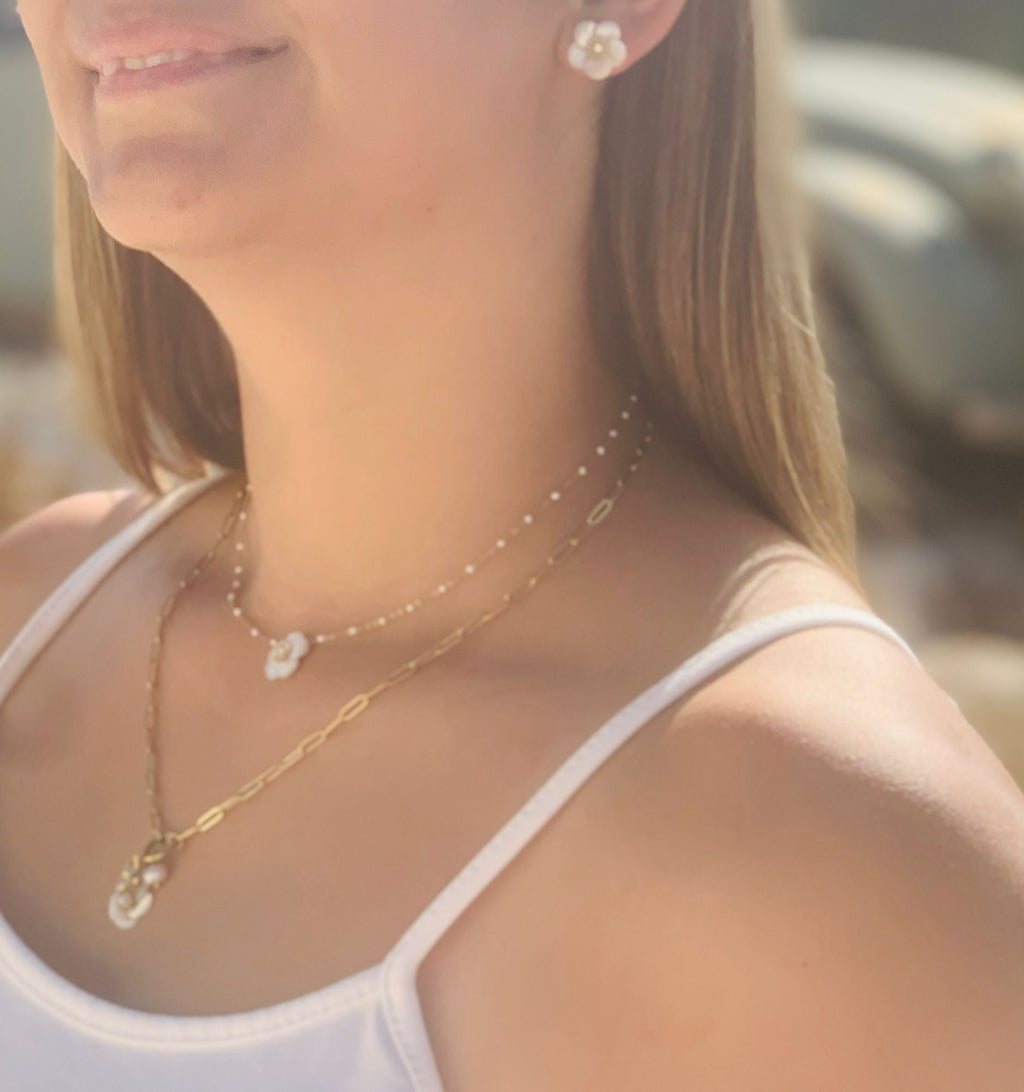 Collier Éline – Fleur de Nacre & Chaîne Dorée Perlée | Acier Inoxydable