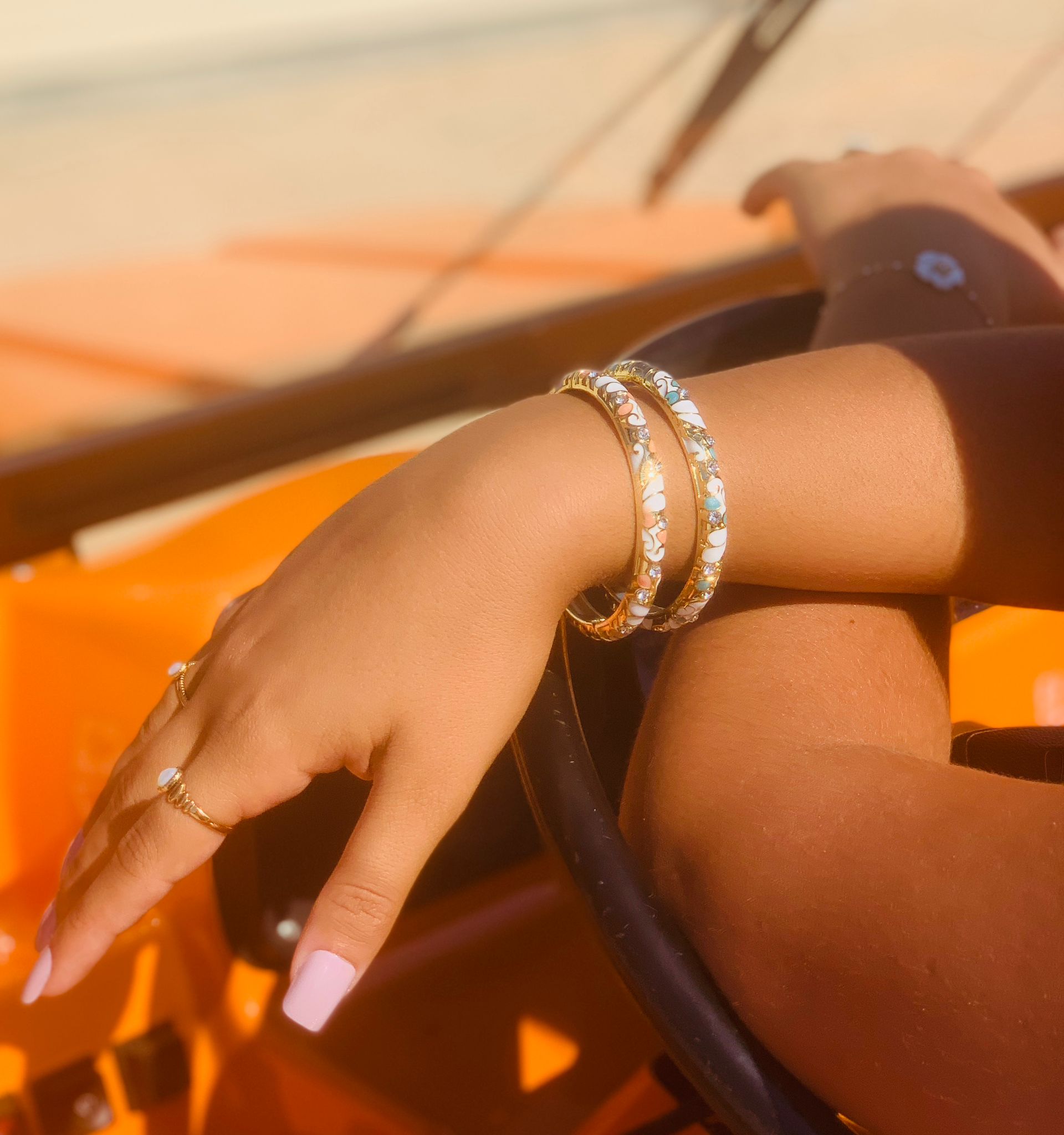 Bracelet Diana, Jonc Fleuri Strass Doré –  Couleurs au Choix | Or et Âme Bijoux