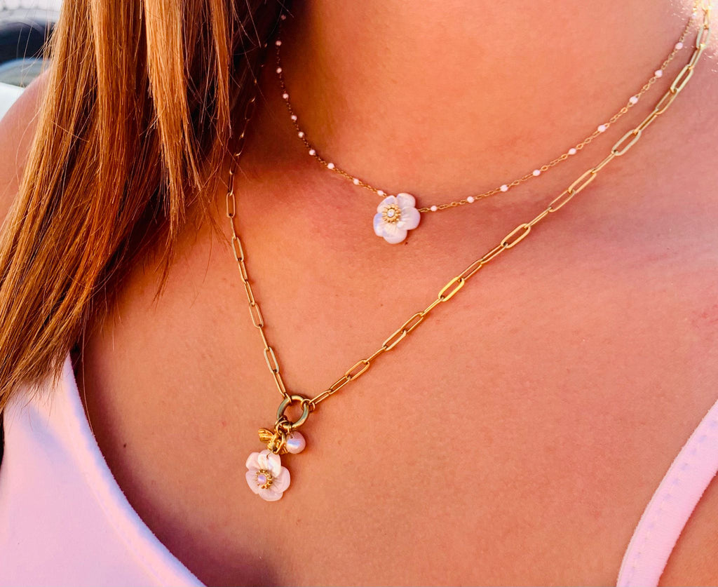 Collier Éline – Fleur de Nacre & Chaîne Dorée Perlée | Acier Inoxydable