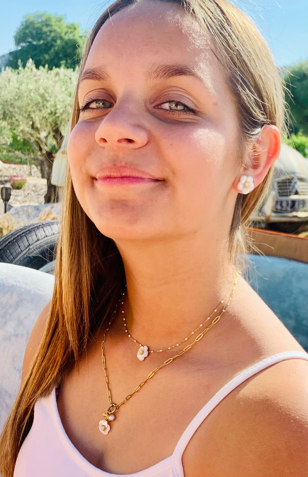 Collier Éline – Fleur de Nacre & Chaîne Dorée Perlée | Acier Inoxydable