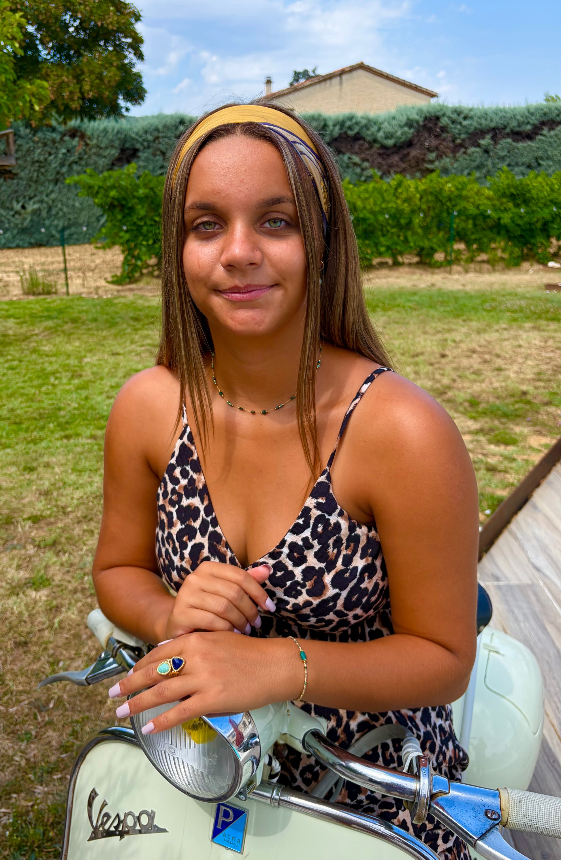 Collier Joye – Chaîne Dorée & Pierres Naturelles