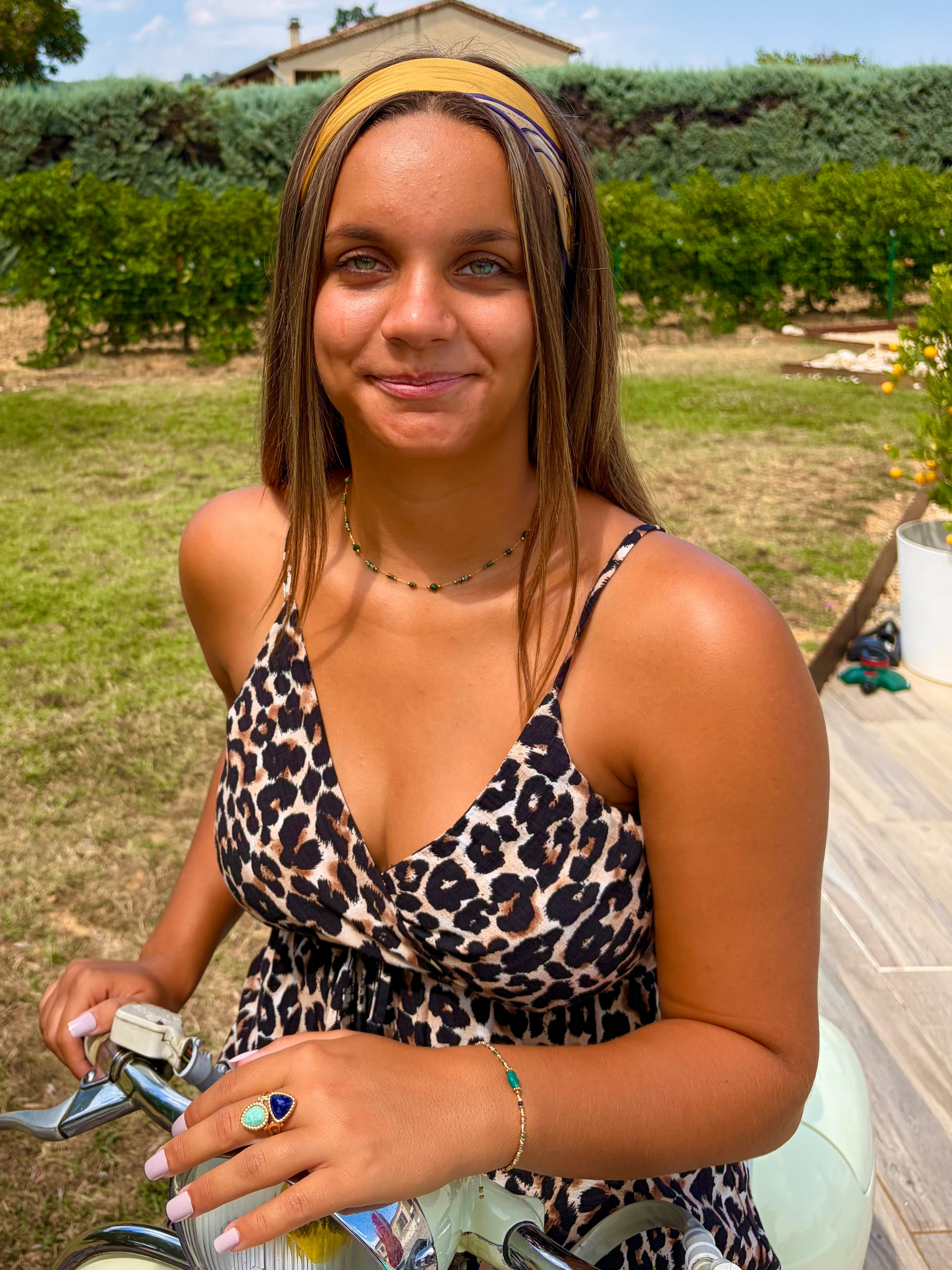 Collier Joye – Chaîne Dorée & Pierres Naturelles