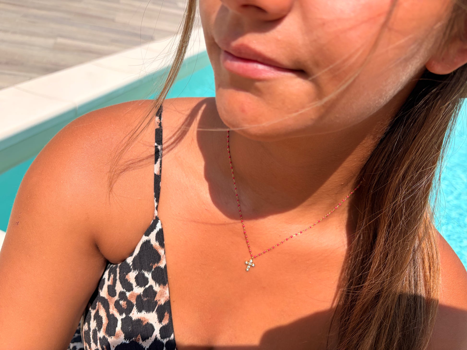 Collier Willo – Chaîne Perles Résine & Croix Zirconium