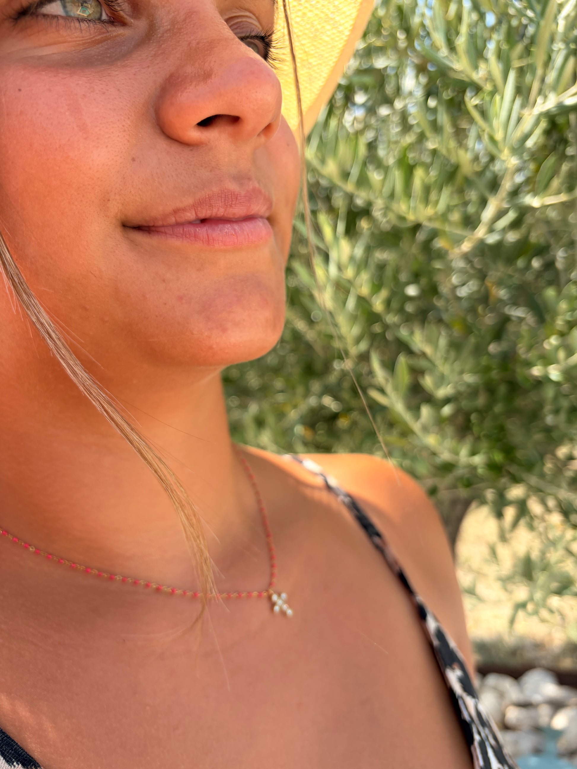 Collier Willo – Chaîne Perles Résine & Croix Zirconium