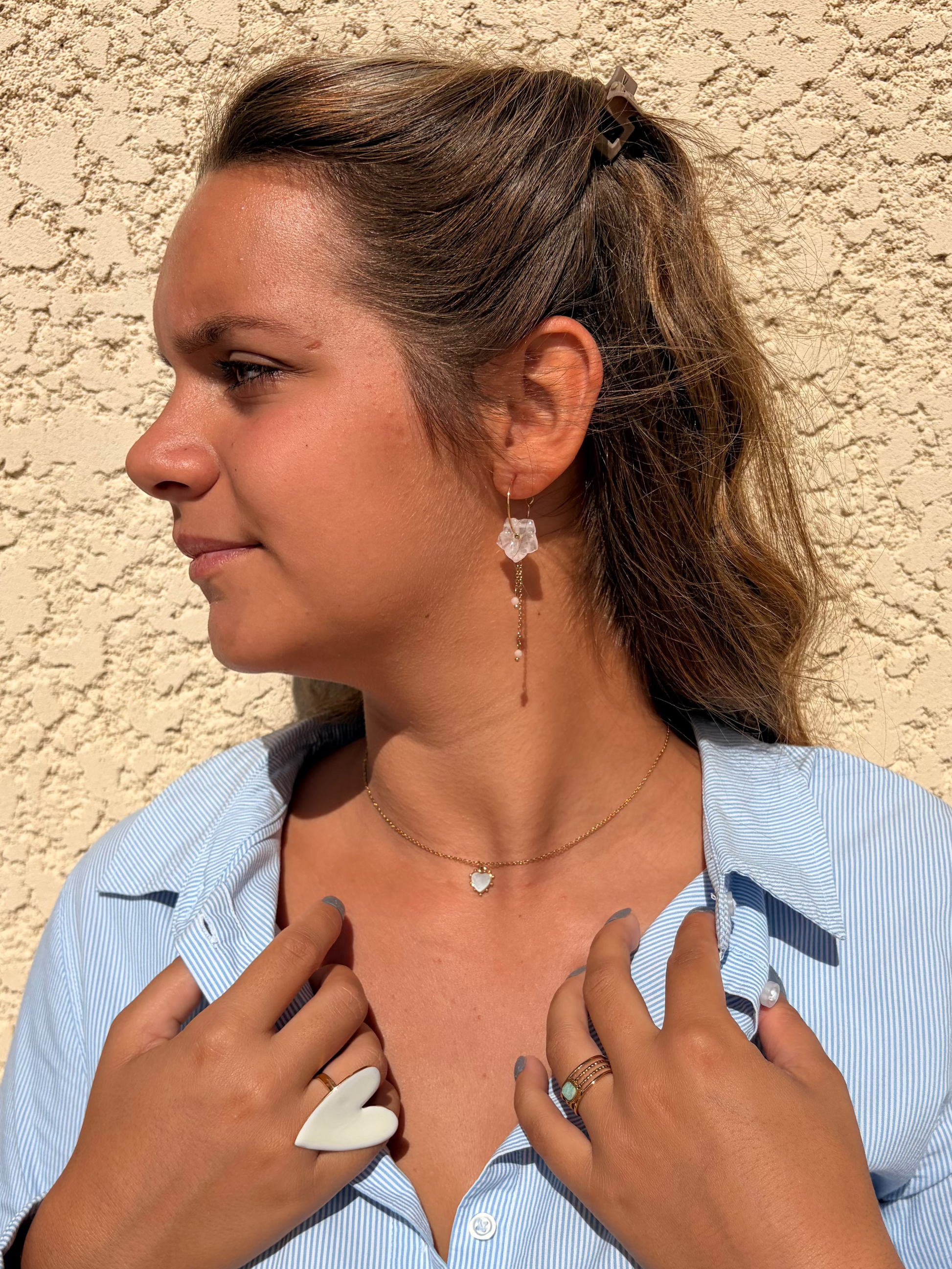Boucles d'Oreilles Fani – Créoles Fleur en Pierre Naturelle & Chaînes Pendantes