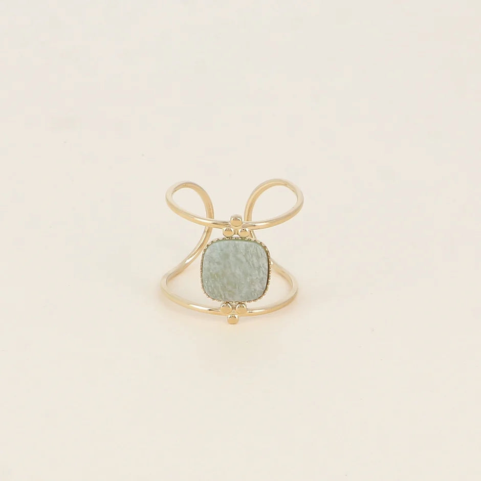 Bague Léa – Pierre Naturelle Carrée sur Double Anneau Doré
