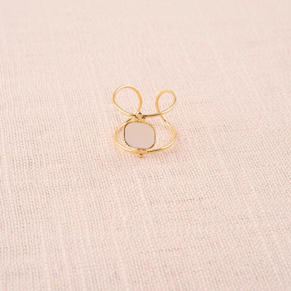 Bague Léa – Pierre Naturelle Carrée sur Double Anneau Doré