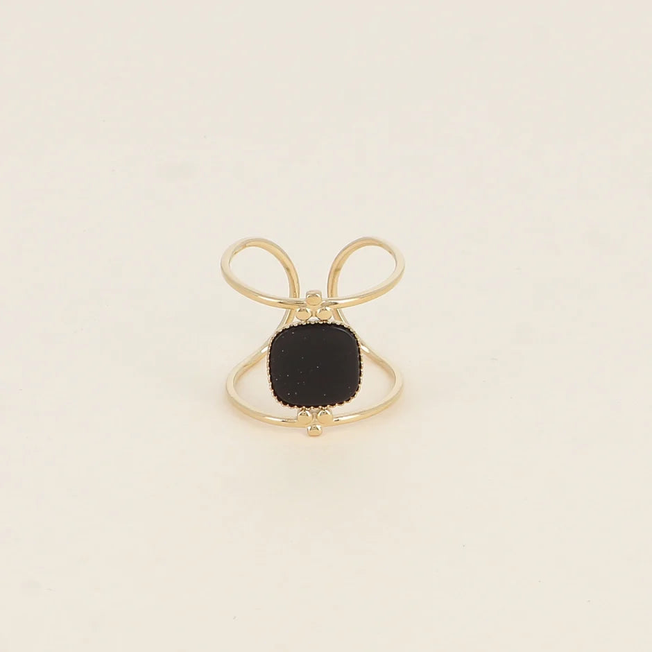 Bague Léa – Pierre Naturelle Carrée sur Double Anneau Doré