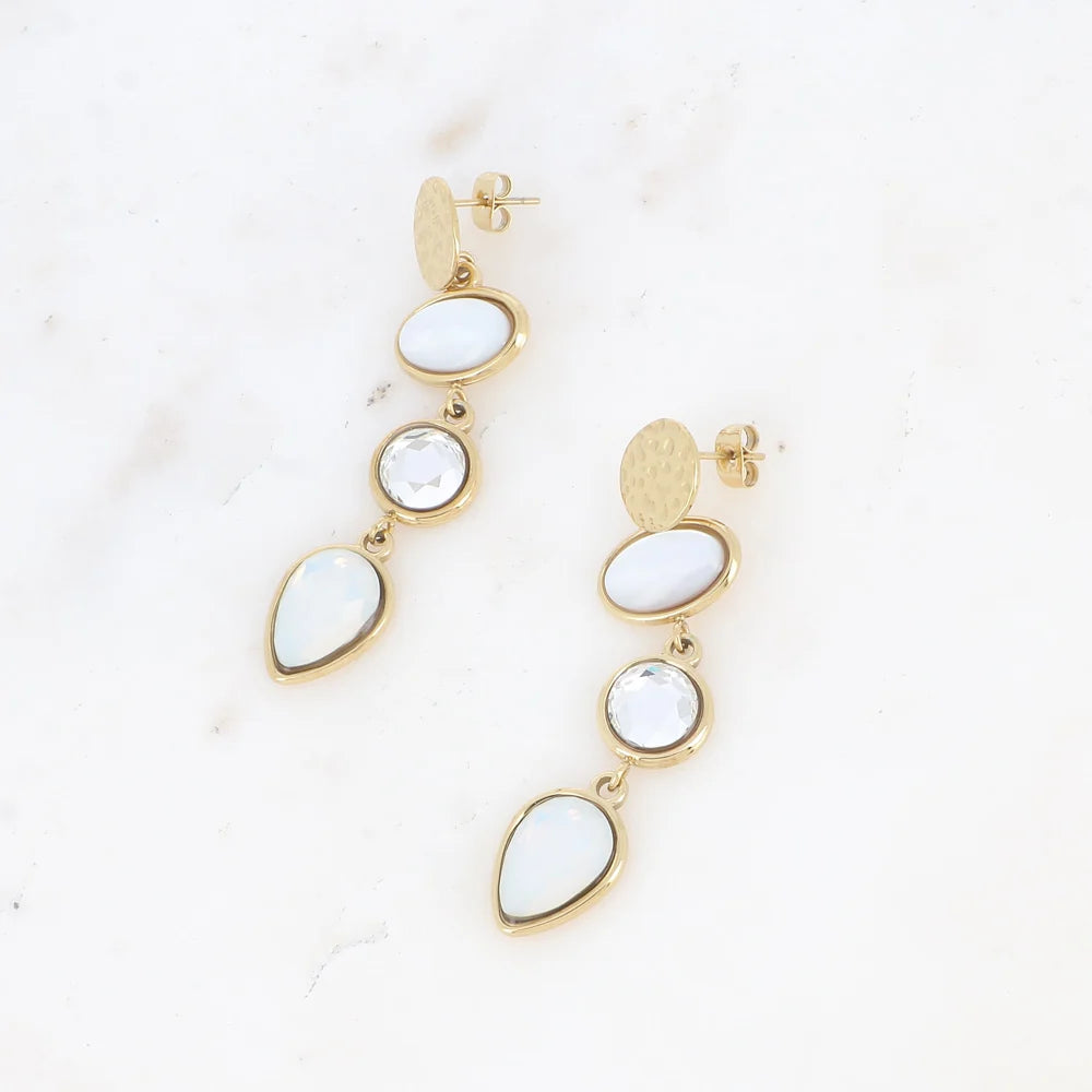 Boucles d'oreilles Liv nacre cristal acier doré pendantes vue côté