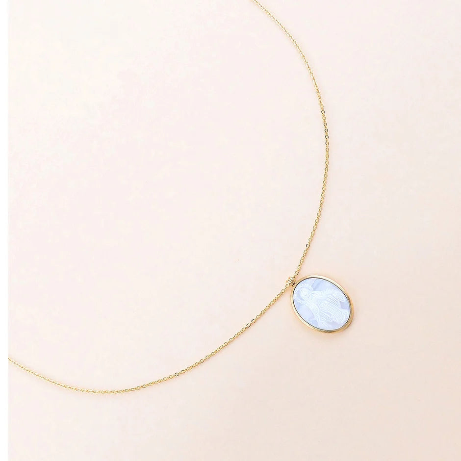 Collier Madone – Médaillon Nacré sur Chaîne Dorée